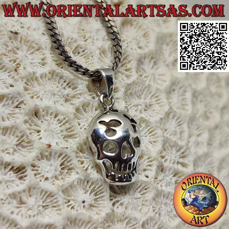 Pendentif en argent, le crâne souriant au front perforé