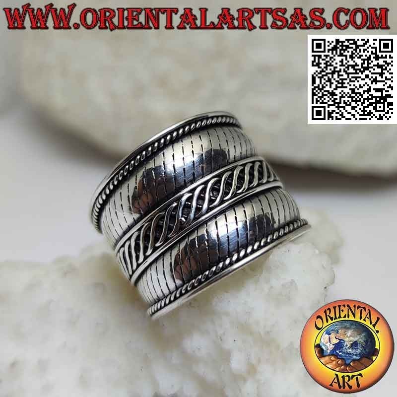 Bague large en argent avec des rayures croisées, Bali
