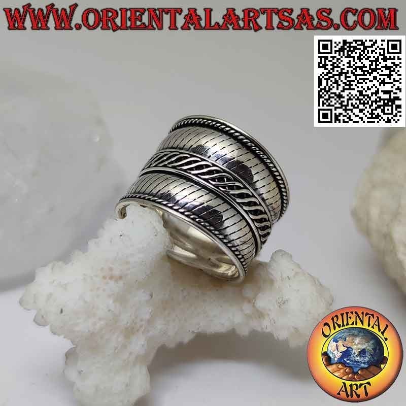 Bague large en argent avec des rayures croisées, Bali