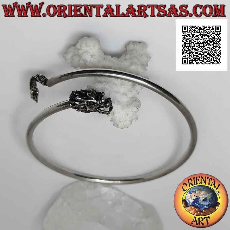 Starres Armband in 925 ‰ Silber aus glattem röhrenförmigem Unterarm mit Drachenkopf und -schweif