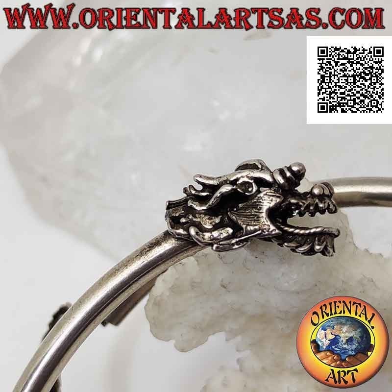 Starres Armband in 925 ‰ Silber aus glattem röhrenförmigem Unterarm mit Drachenkopf und -schweif
