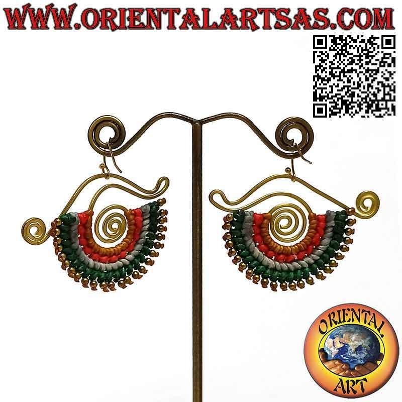 Pendientes hechos a mano en latón dorado y técnica macramé (1)
