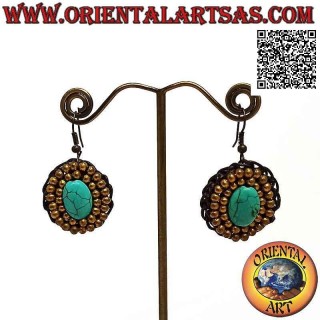 Boucles d'oreilles faites main en technique macramé avec pâte turquoise ovale entourée de boules en laiton doré