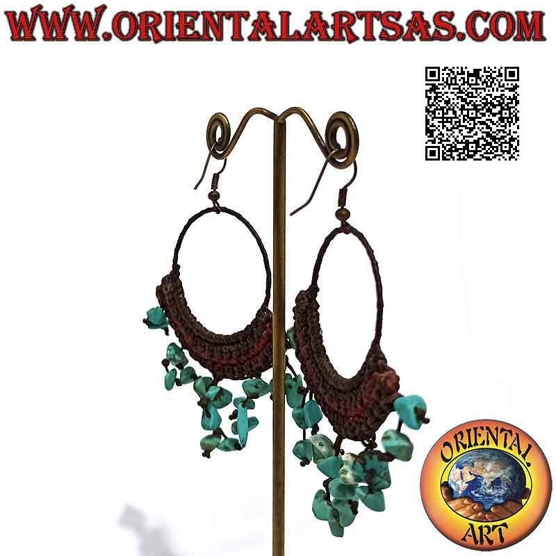 Pendientes de aro hechos a mano con técnica de macramé y fragmentos de turquesas colgantes
