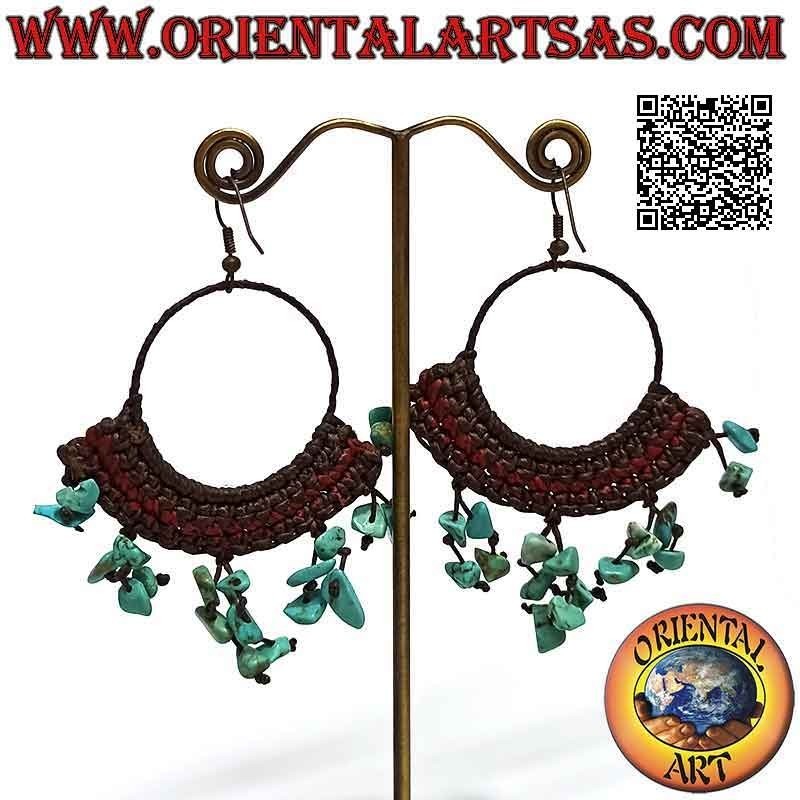 Pendientes de aro hechos a mano con técnica de macramé y fragmentos de turquesas colgantes