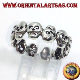 Bague anneau fin en argent 925 avec décoration continue de têtes de mort stylisées.