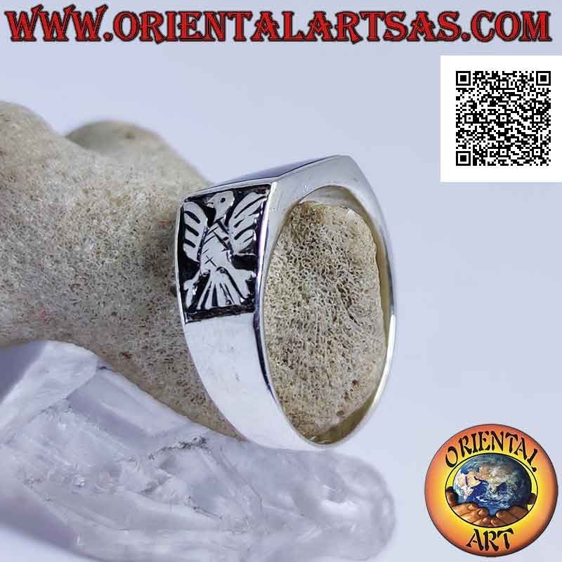 Bague en argent avec onyx rectangulaire horizontal affleurant le bord et aigle en bas-relief sur les côtés