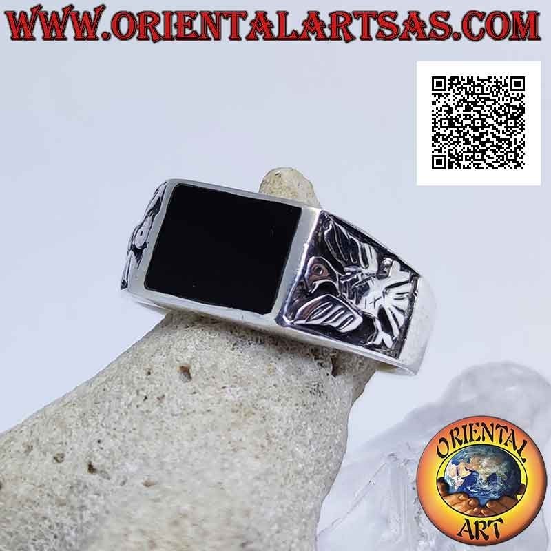 Anillo de plata con ónix rectangular horizontal a ras del borde y águila en bajorrelieve en los laterales