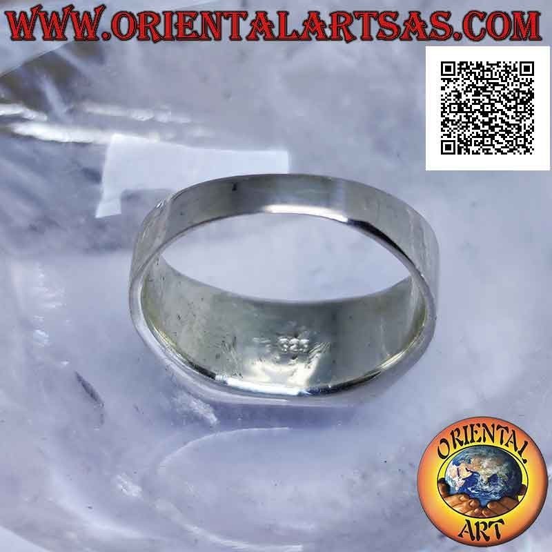 Anello in argento con onice rettangolare orizzontale a filo bordo e aquila in bassorilievo sui lati