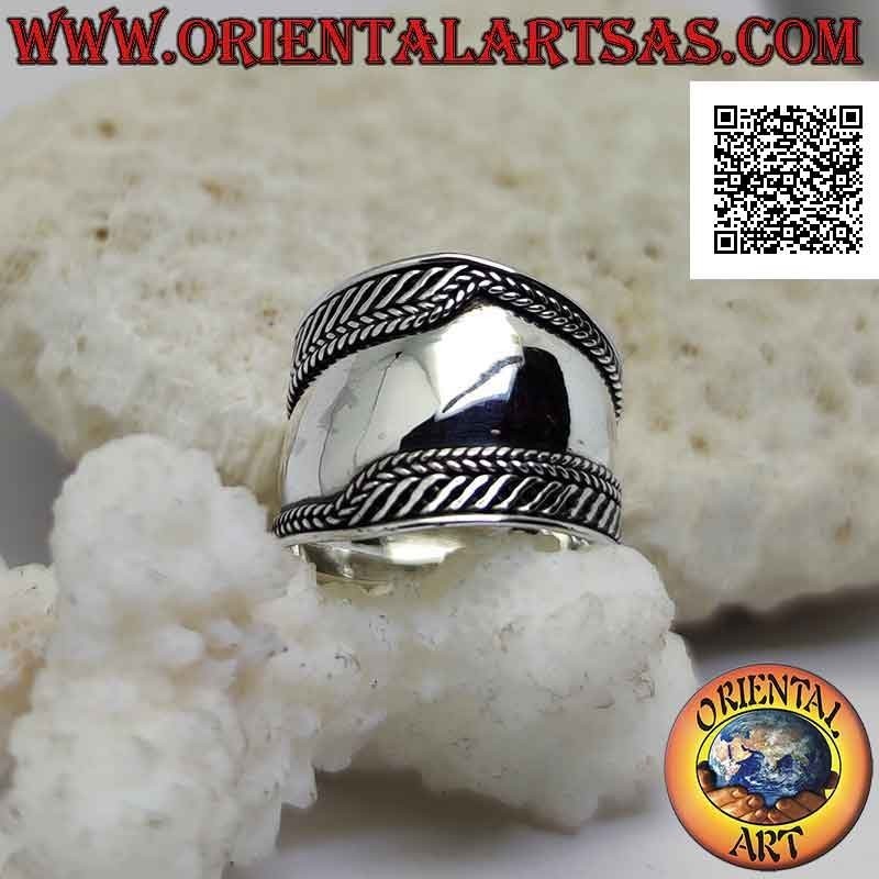 Anillo de banda ancha en plata con entretejido y rayas espejadas aceitosas en los lados