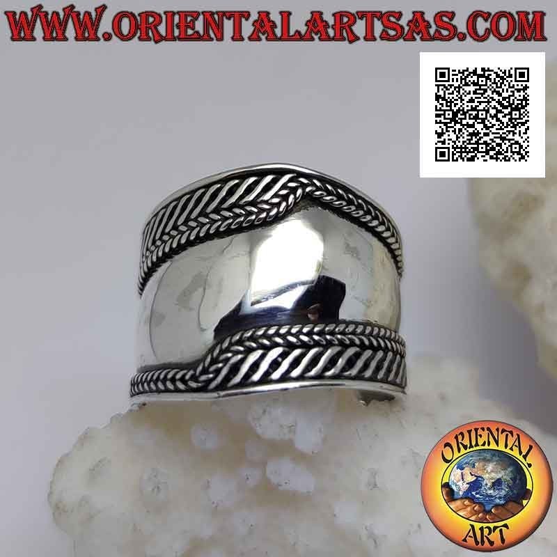 Anillo de banda ancha en plata con entretejido y rayas espejadas aceitosas en los lados