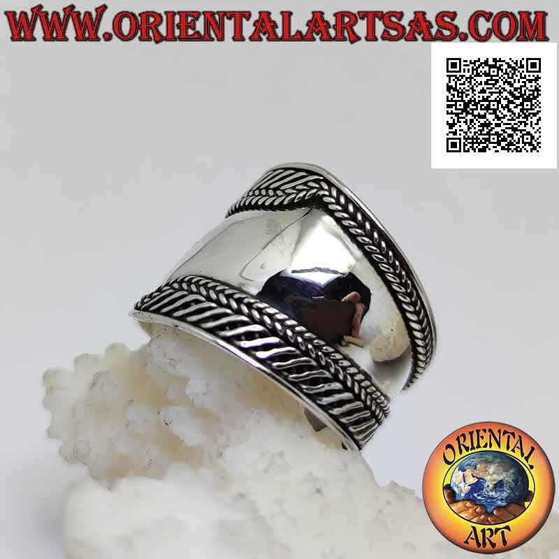 Anello a fascia larga in argento con intreccio e righe a specchio oliquo sui lati