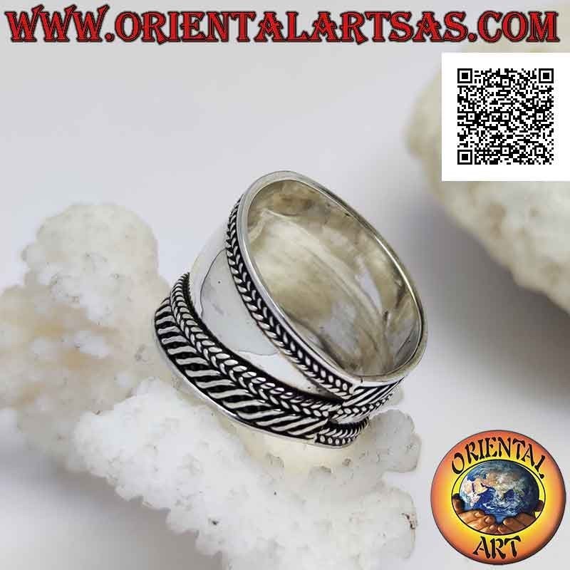 Anello a fascia larga in argento con intreccio e righe a specchio oliquo sui lati