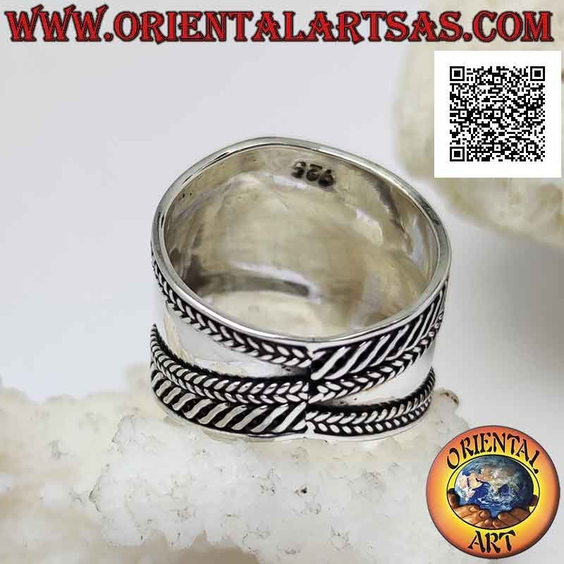 Anillo de banda ancha en plata con entretejido y rayas espejadas aceitosas en los lados