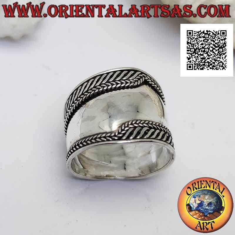Bague large bande en argent avec entrelacs et rayures miroir huileuses sur les côtés