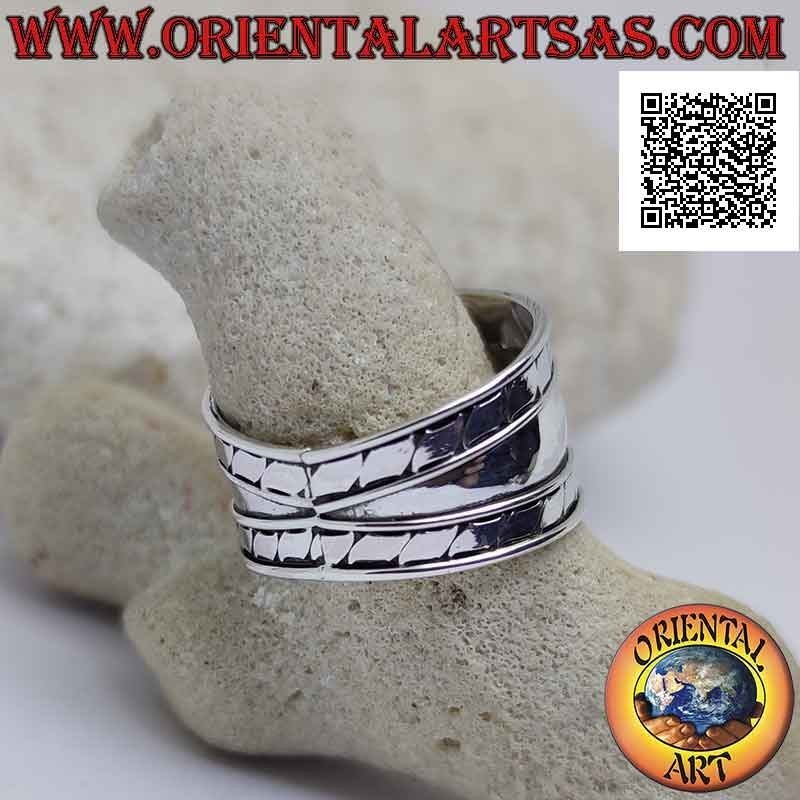 Anello in argento a fascia larga con linee oblique parallele incise sui lati, Bali