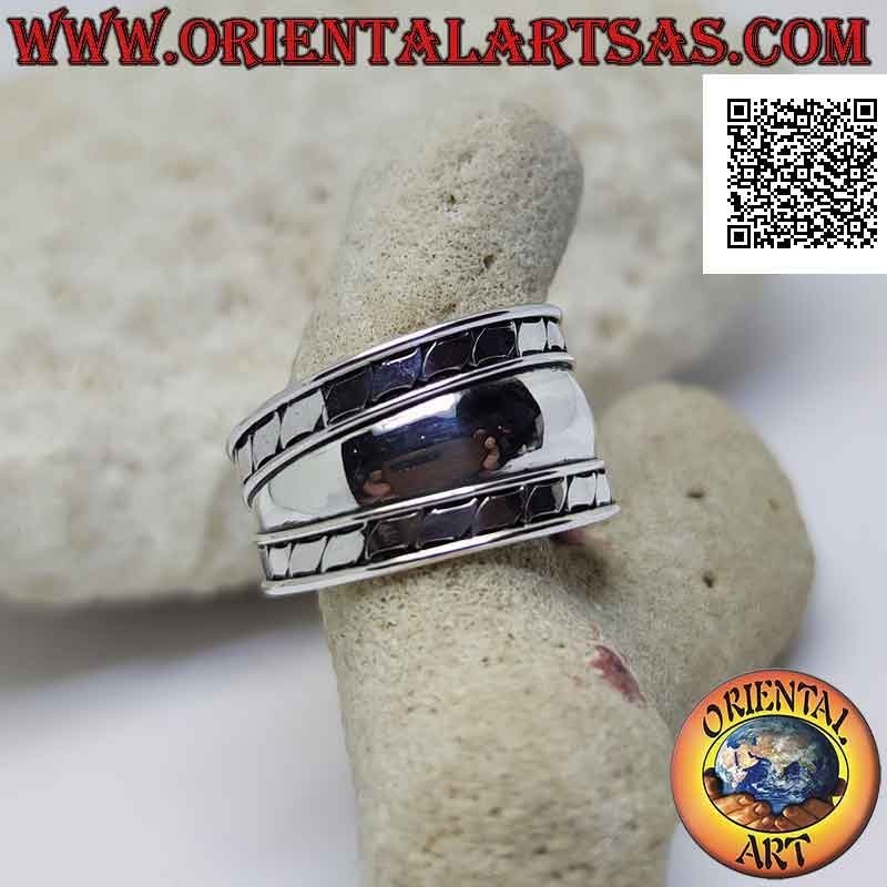 Anello in argento a fascia larga con linee oblique parallele incise sui lati, Bali
