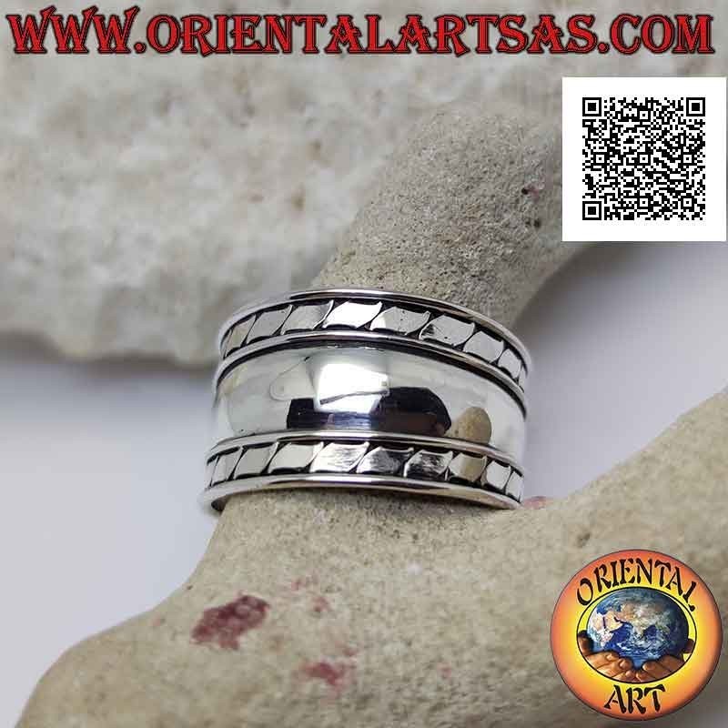 Bague en argent à large bande avec des lignes obliques parallèles gravées sur les côtés, Bali