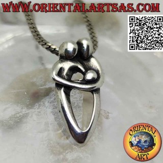 Pendentif en argent, la sainte famille embrassée
