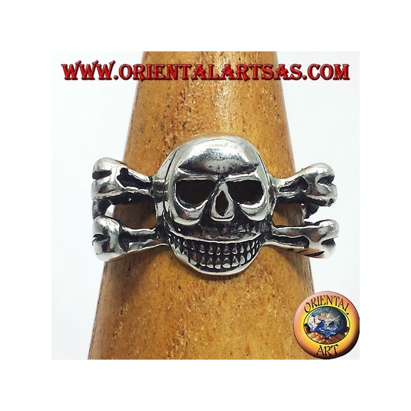 bague en argent, sur les os du crâne