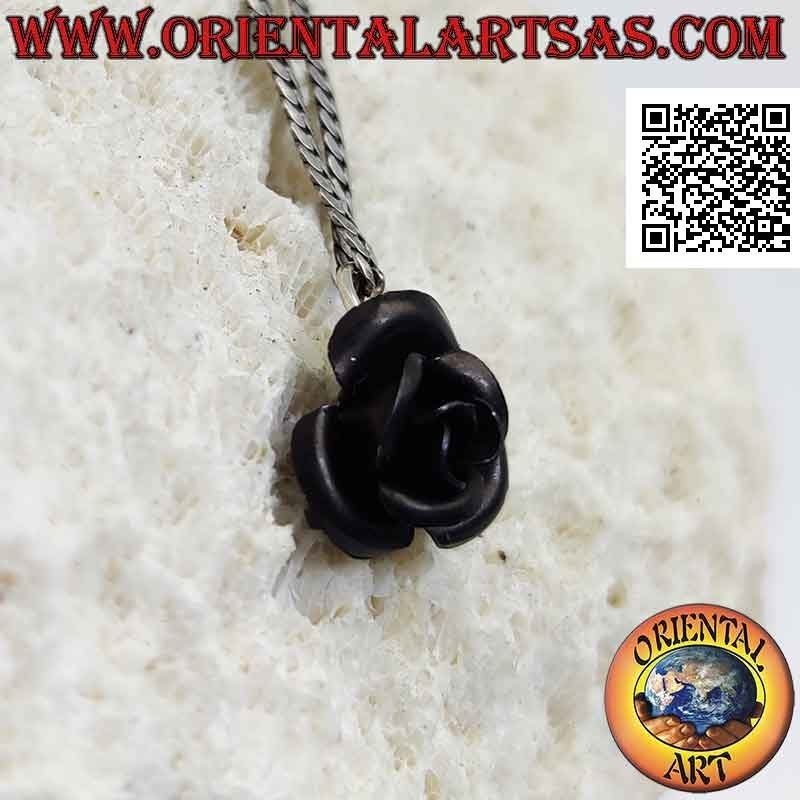 Colgante de plata en forma de rosa esmaltada