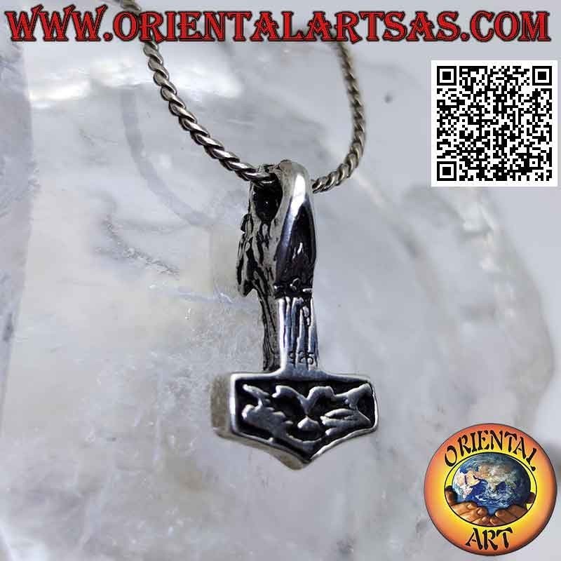Colgante de plata, martillo de Thor con cabeza de lobo en el mango.