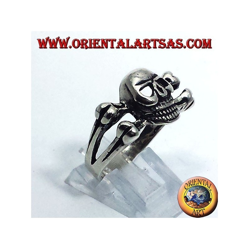 anillo de plata, en los huesos del cráneo