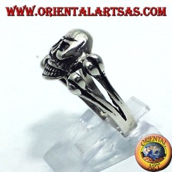 anillo de plata, en los huesos del cráneo