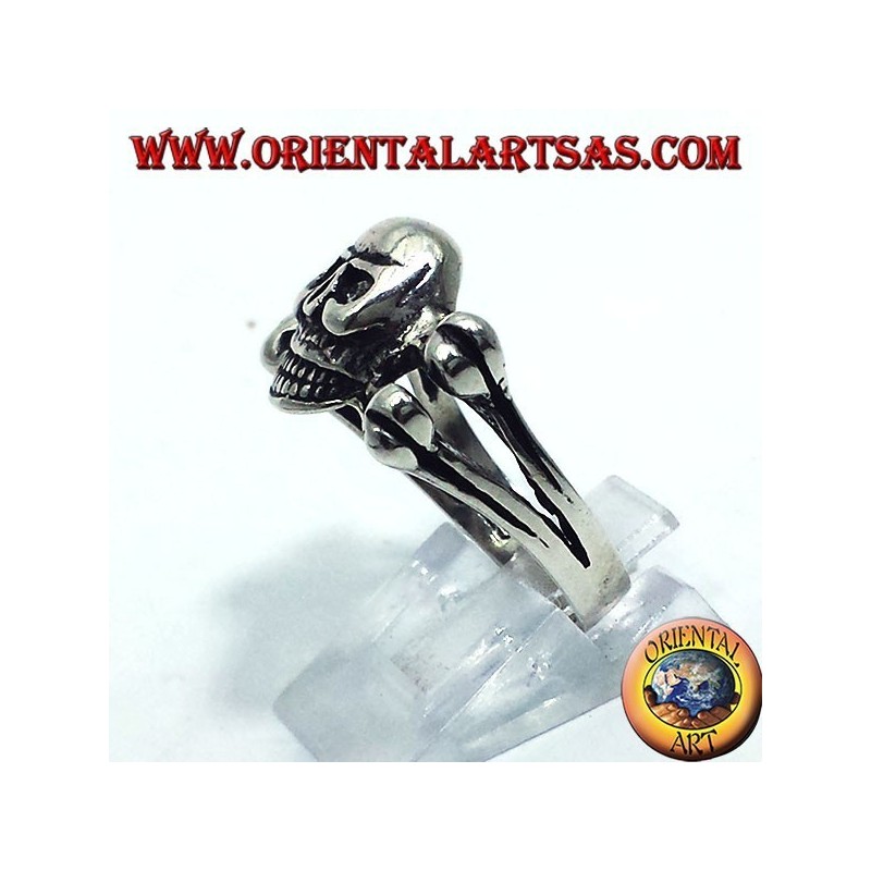 anillo de plata, en los huesos del cráneo