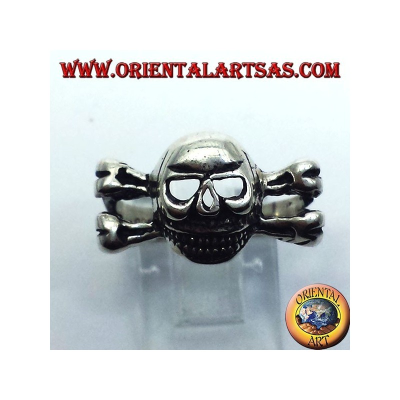 anillo de plata, en los huesos del cráneo