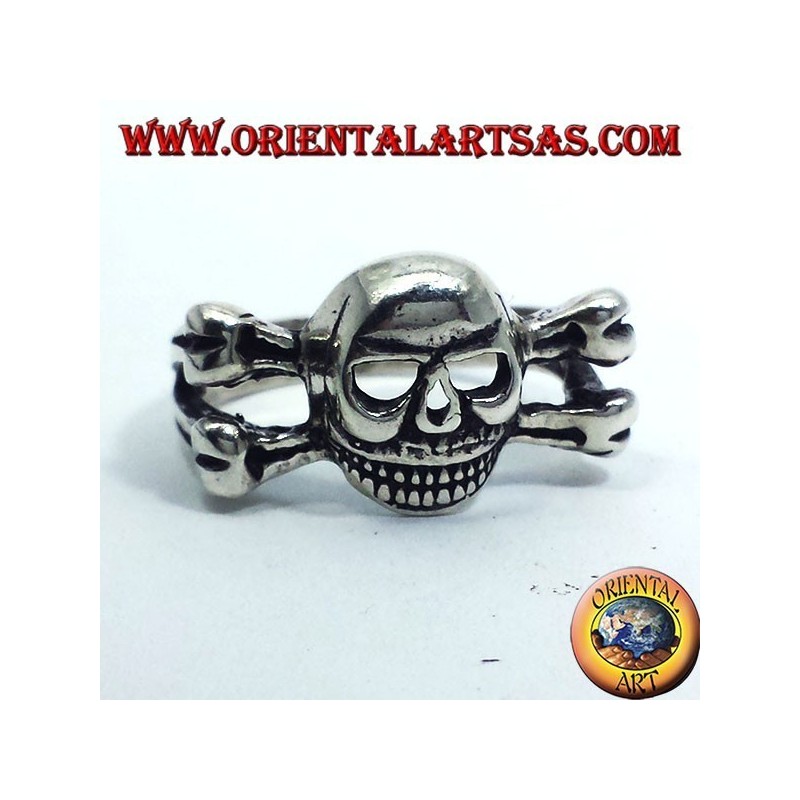 bague en argent, sur les os du crâne