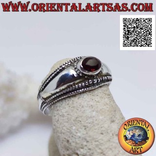 Bague en argent avec grenat ovale horizontal et décoration de boules