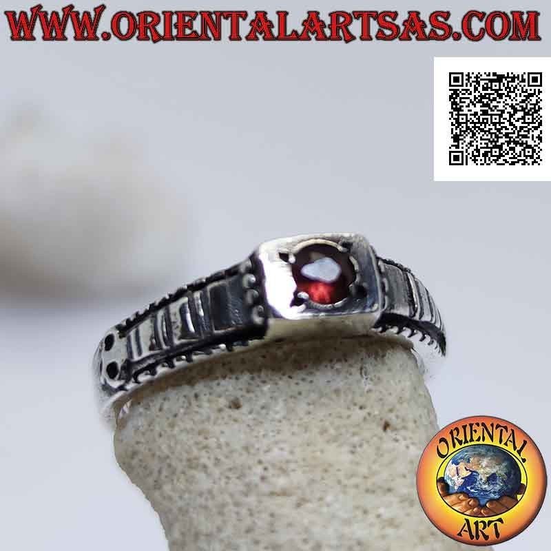 Anello in argento con granato tondo incastonato in un quadrato rialzato e decorazione a quadretti