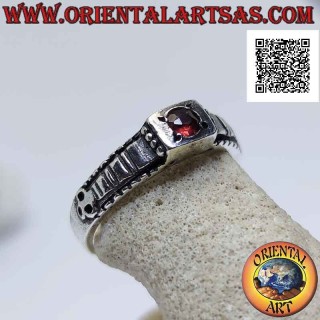 Anillo de plata con granate redondo engastado en un cuadrado en relieve y decoración a cuadros