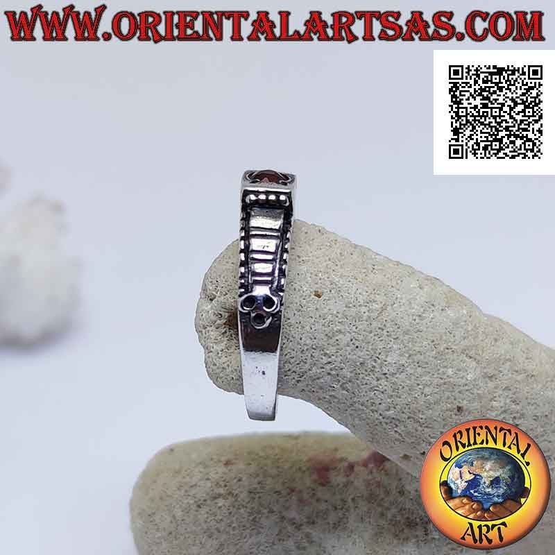 Anello in argento con granato tondo incastonato in un quadrato rialzato e decorazione a quadretti