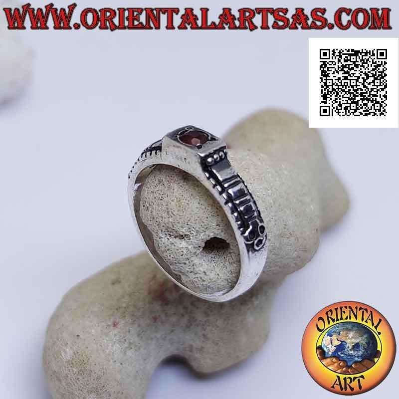 Anillo de plata con granate redondo engastado en un cuadrado en relieve y decoración a cuadros