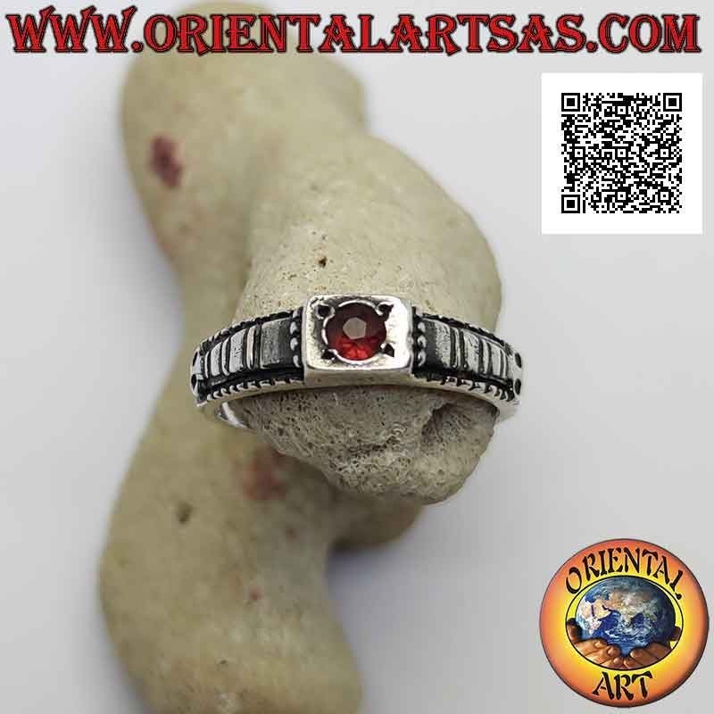 Anello in argento con granato tondo incastonato in un quadrato rialzato e decorazione a quadretti