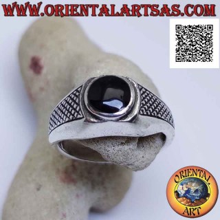 Anello in argento con onice tonda cabochon a filo e decorazione a intagli fitti obliqui sui lati