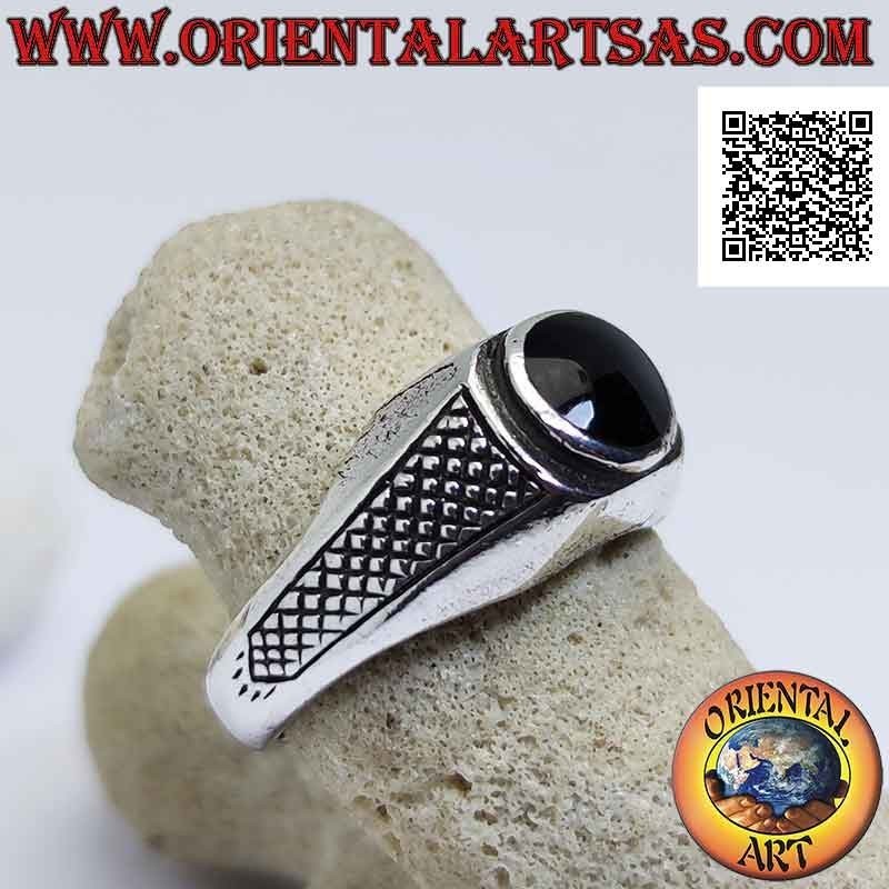 Anillo de plata con hilo de ónix cabujón redondo y decoración de densos tallados oblicuos en los laterales
