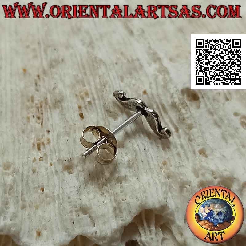 Mini orecchino in argento, i baffi
