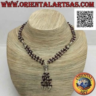 Collana a due fili di frammenti di granato e palline di argento 925 ‰ infilati con fiori, farfalla e ciuffetto