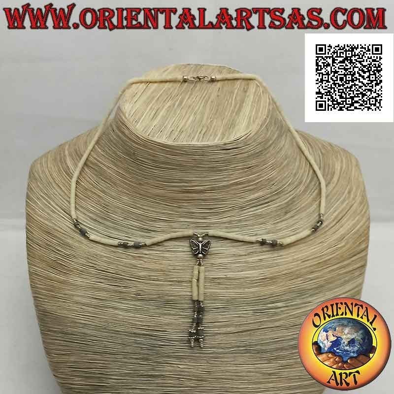 Gargantilla de jade claro crudo y tubos de plata 925 ‰ ensartados con mariposa y mechón