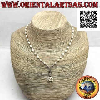 Collana girocollo di perle di fiume e palline di argento 925 ‰ infilate con ciuffetto