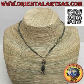 Collier ras de cou de tubes et fragments de jade brut et argent 925 ‰ enfilé d'une touffe