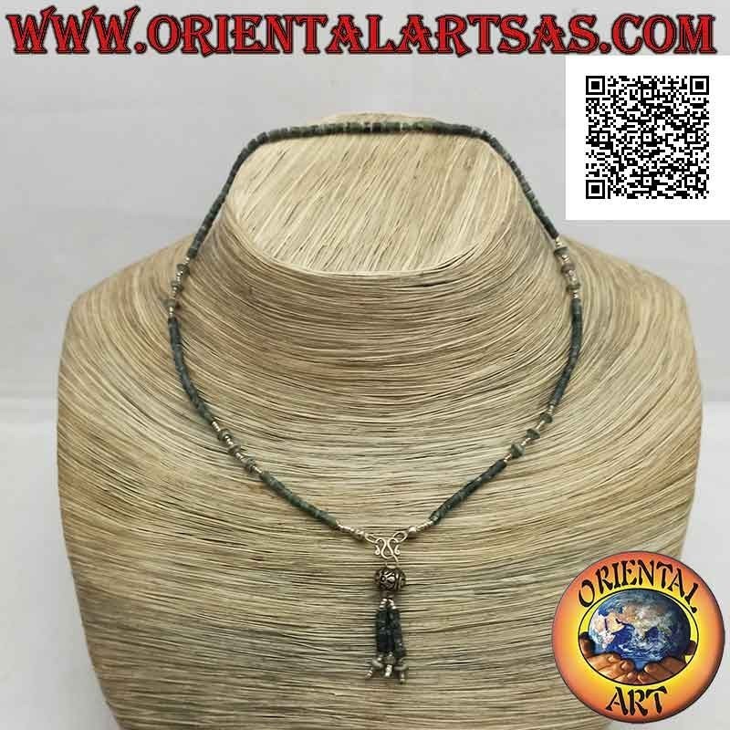 Gargantilla de tubos y fragmentos de jade crudo y plata 925 ‰ ensartada con un mechón