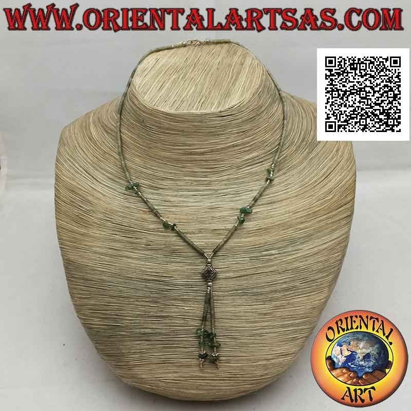 Collier ras de cou de tubes et fragments de jade vert brut et argent 925 ‰ enfilé d'une touffe (losange)