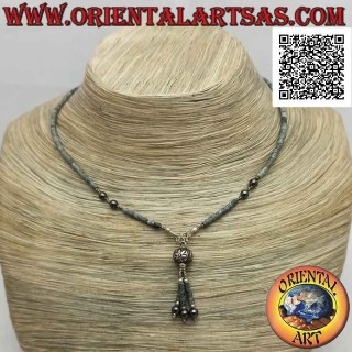 Collier ras de cou de tubes de jade brut et boules d'hématite et argent 925 ‰ enfilé d'une touffe