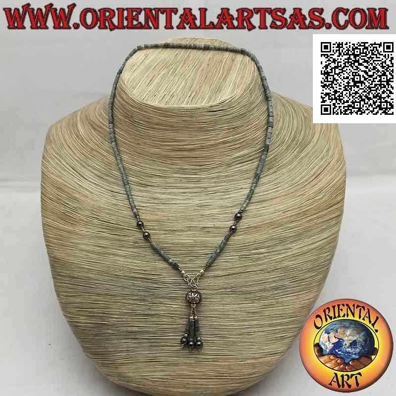 Collier ras de cou de tubes de jade brut et boules d'hématite et argent 925 ‰ enfilé d'une touffe