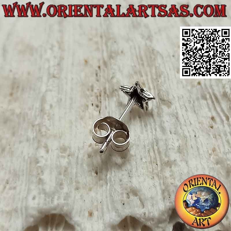 Mini orecchino in argento, stellina con faccia sorridente incisa