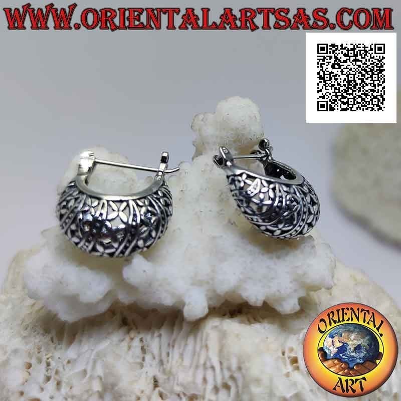 Boucles d'oreilles en argent en forme de croissant avec sac à main arrondi, décoration pointillée et fleurs ajourées
